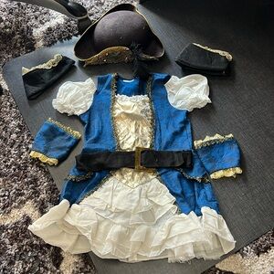 Girls size 7/8 pirate costume with accessories super cute worn once